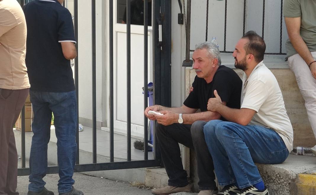 Oğlunu cenaze aracına koydu, dizlerinin üzerine çöküp feryat etti: Ciğerimi yaktın 1